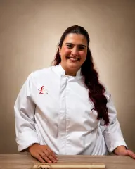Retrato de la Chef Ejecutiva de Love Gastronomic Group en su chaqueta de chef