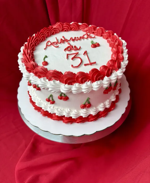 Bizcocho rojo y blanco con fresas frescas para un cumpleaños número treinta y uno