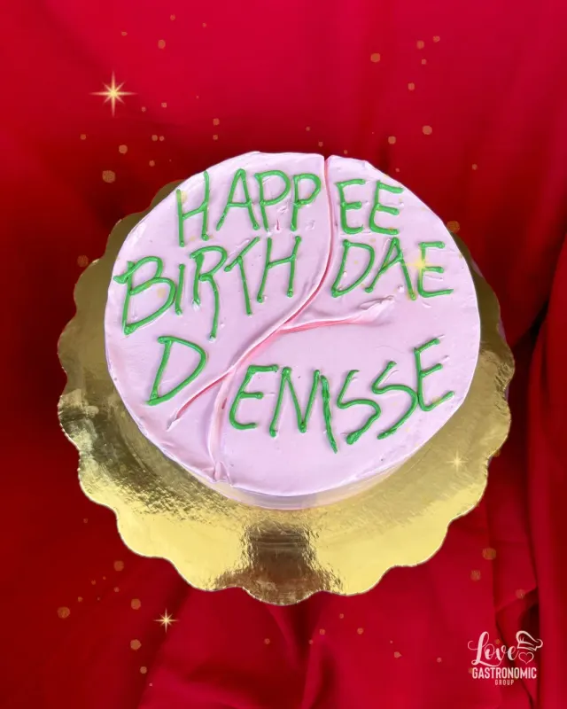 Bizcocho rosado con letras verdes inspirado en Harry Potter