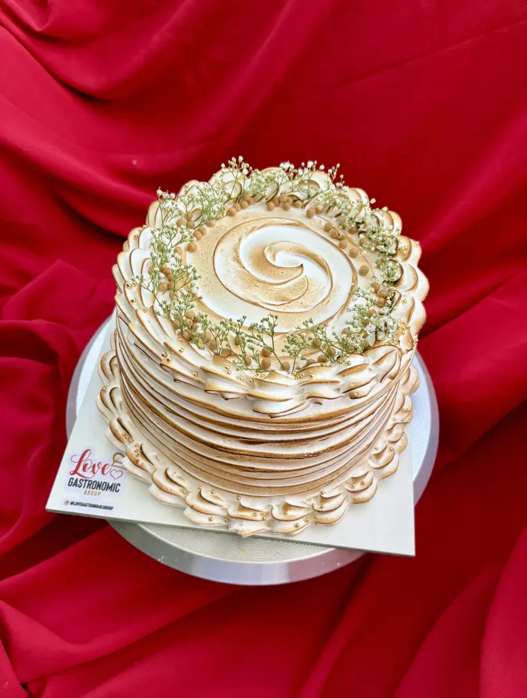 Bizcocho de pistacho con remolino de crema y crocante verde
