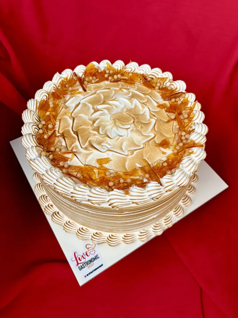 Bizcocho con cobertura de dulce de leche y borde de merengue
