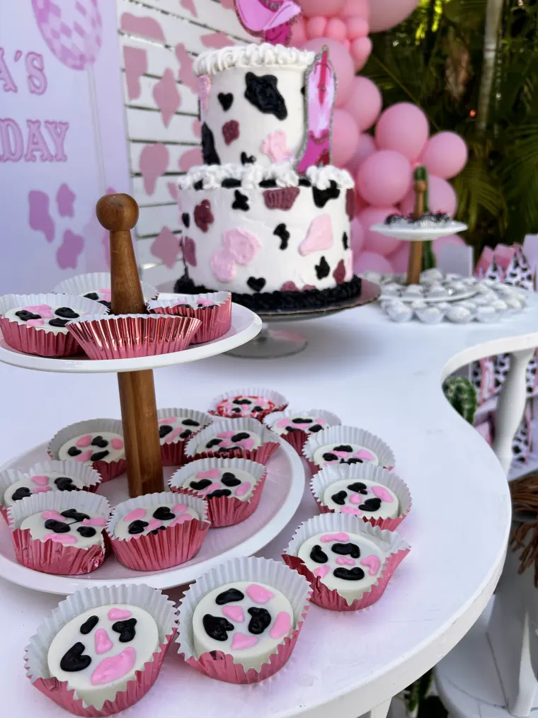 Mesa de postres temática con cupcakes decorados