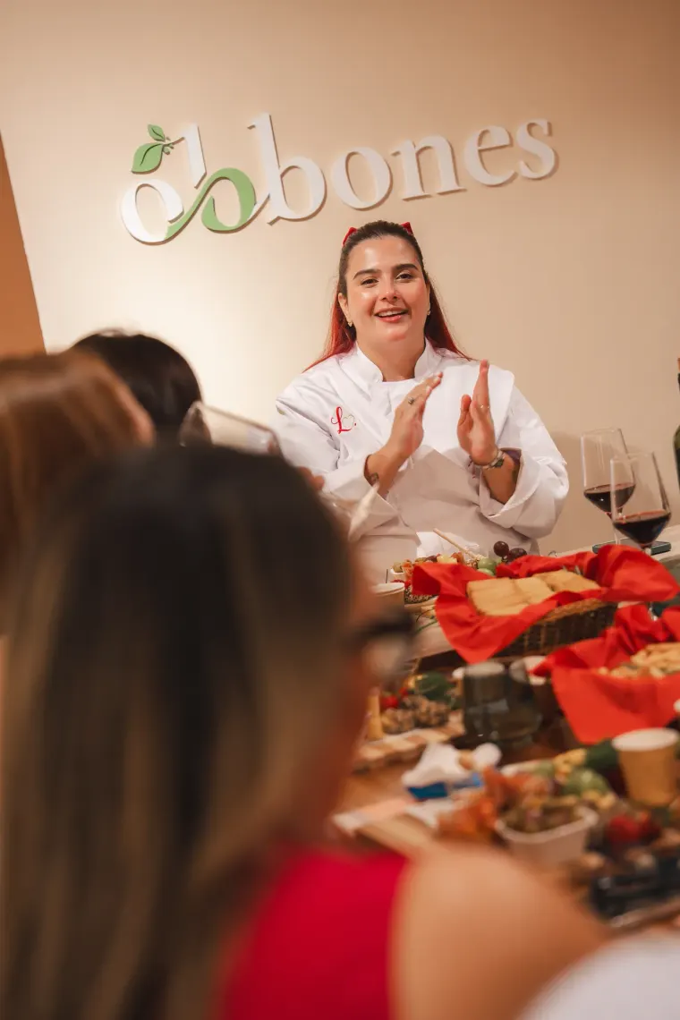 La chef dando la bienvenida a la mesa del Club del Maridaje