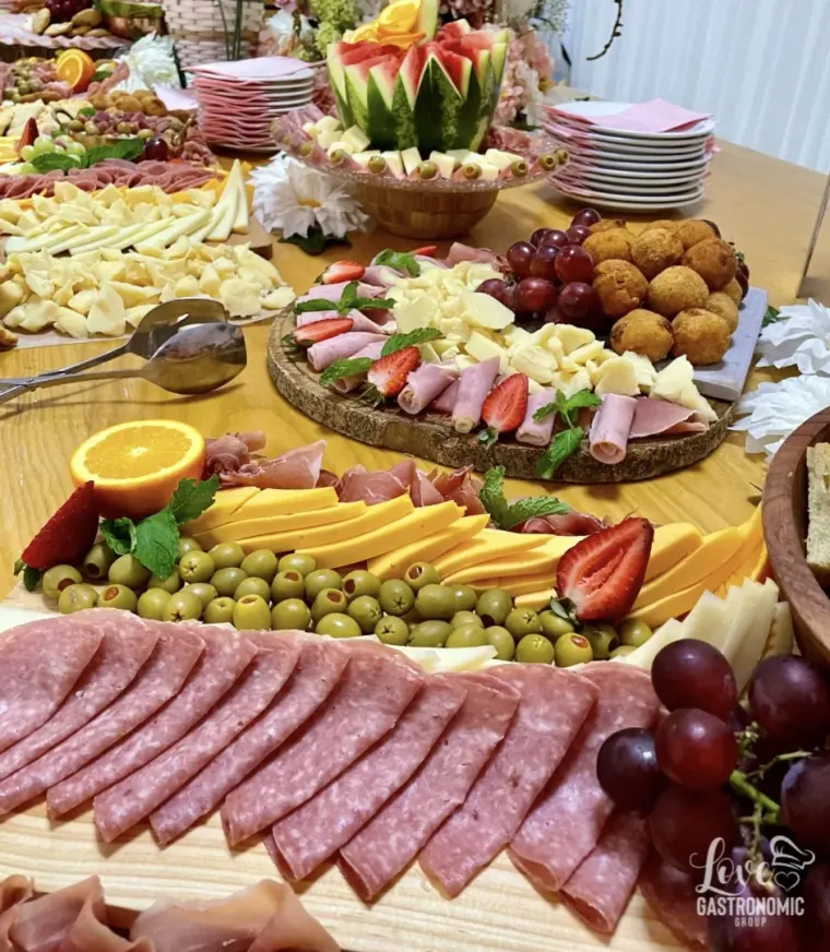 Tabla de fiambres, quesos y frutas frescas para un evento