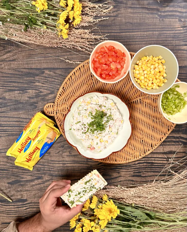 Fotografía de producto: dip cremoso con maíz, tomate y cilantro